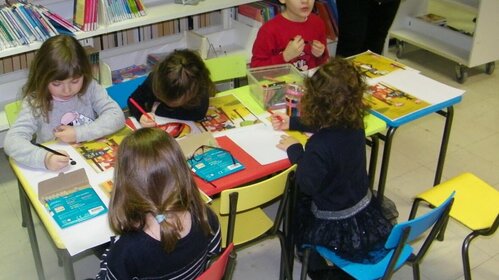 Lectures et activités manuelles à la bibliothèque