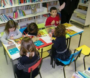 Lectures et activités manuelles à la bibliothèque